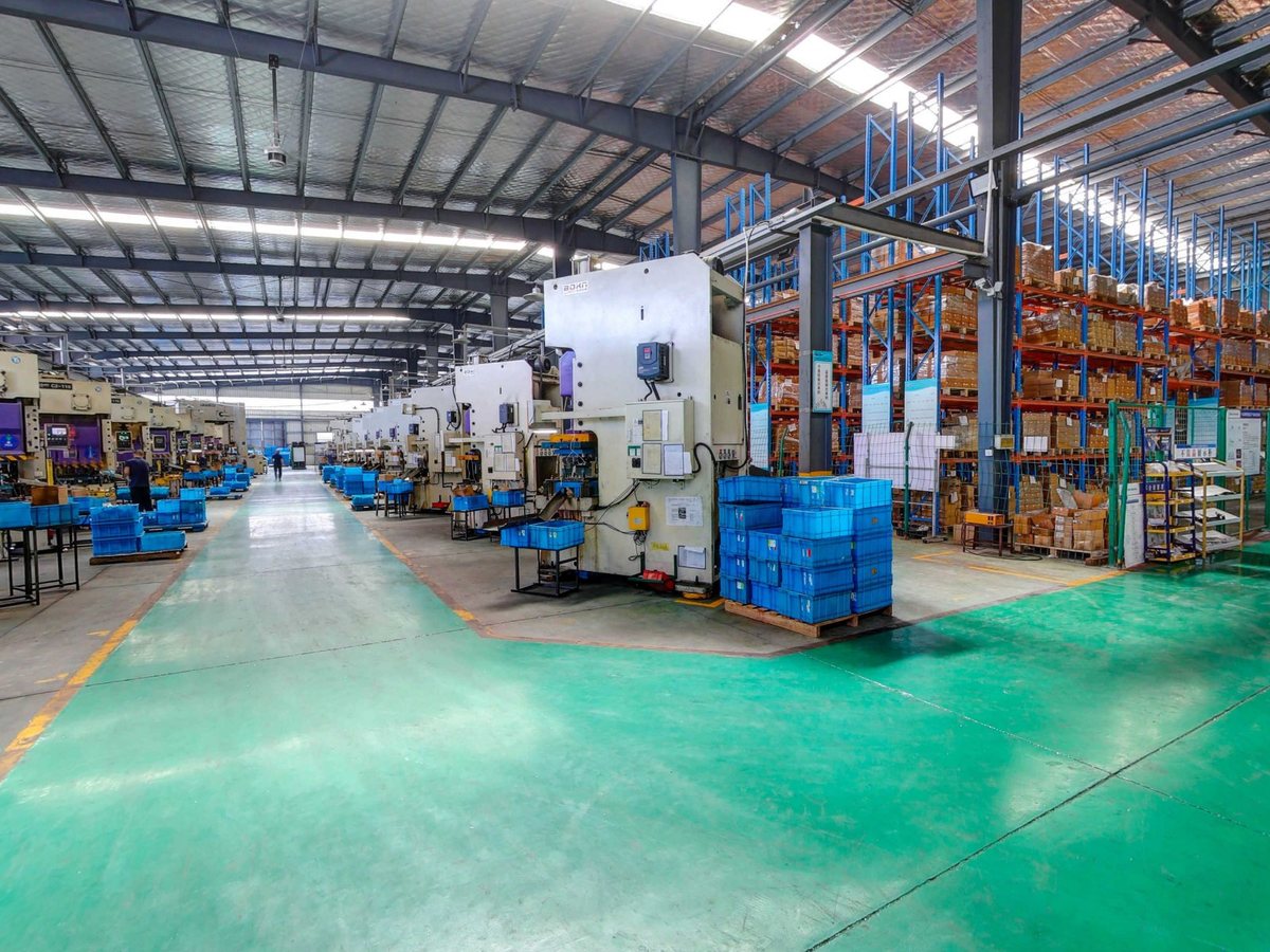 Stamping hall with a row of presses producing blade blanks